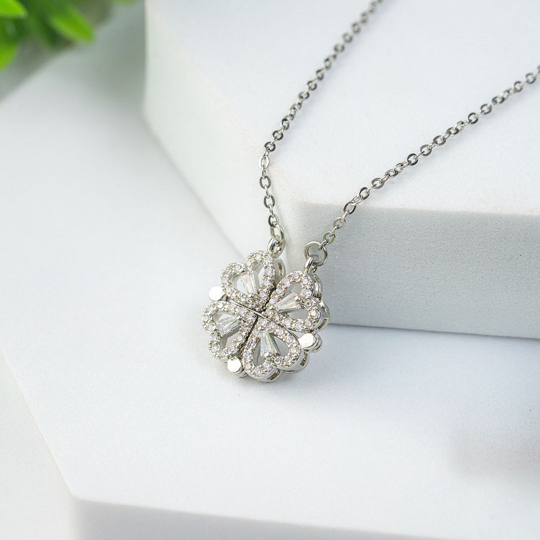 W Premium Jewellery Necklace Clover Magnetic Silver